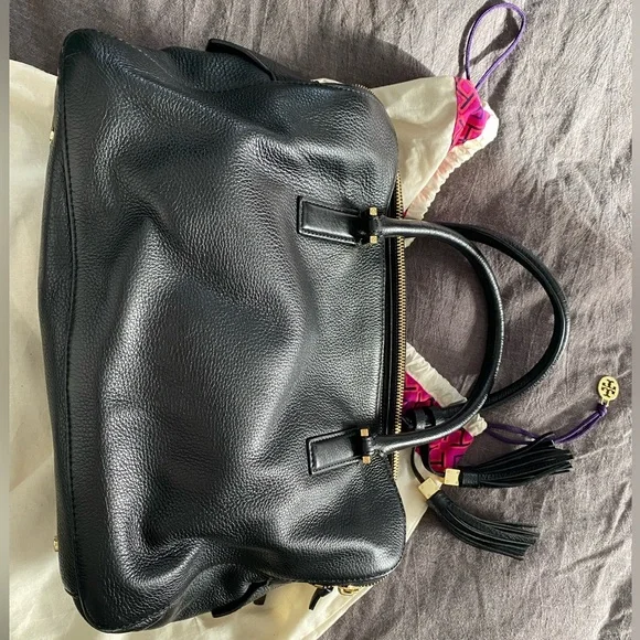 Tory Burch- Black Leather Handbag with gold hardware and tassels embossed logo - Picture 7 of 17